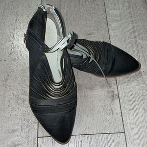 A Rider girl style:  free people grey size 40 zip back booties vegan leather